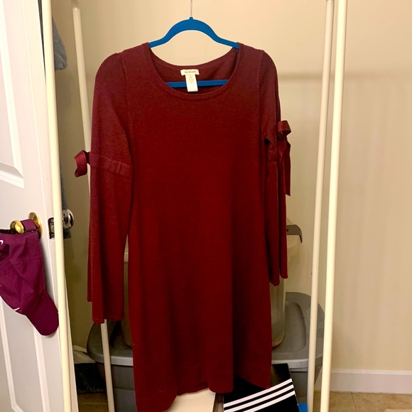 Mid-length long sleeve dress with arm ribbon ties - Picture 1 of 4